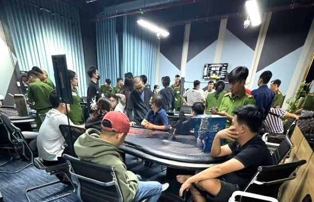 Công an Bình Dương triệt xóa tụ điểm đánh bạc trá hình tại CLB Poker - Ảnh 1.