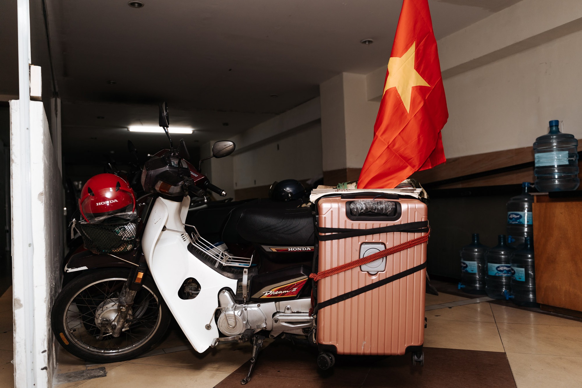 Cụ Thanh phượt xe máy 1 . 300 Km vào TP HCM mừng 50 năm thống nhất đất nước - Ảnh 3. Cụ Thanh phượt xe máy 1 . 300 Km vào TP HCM mừng 50 năm thống nhất đất nước - Ảnh 3.