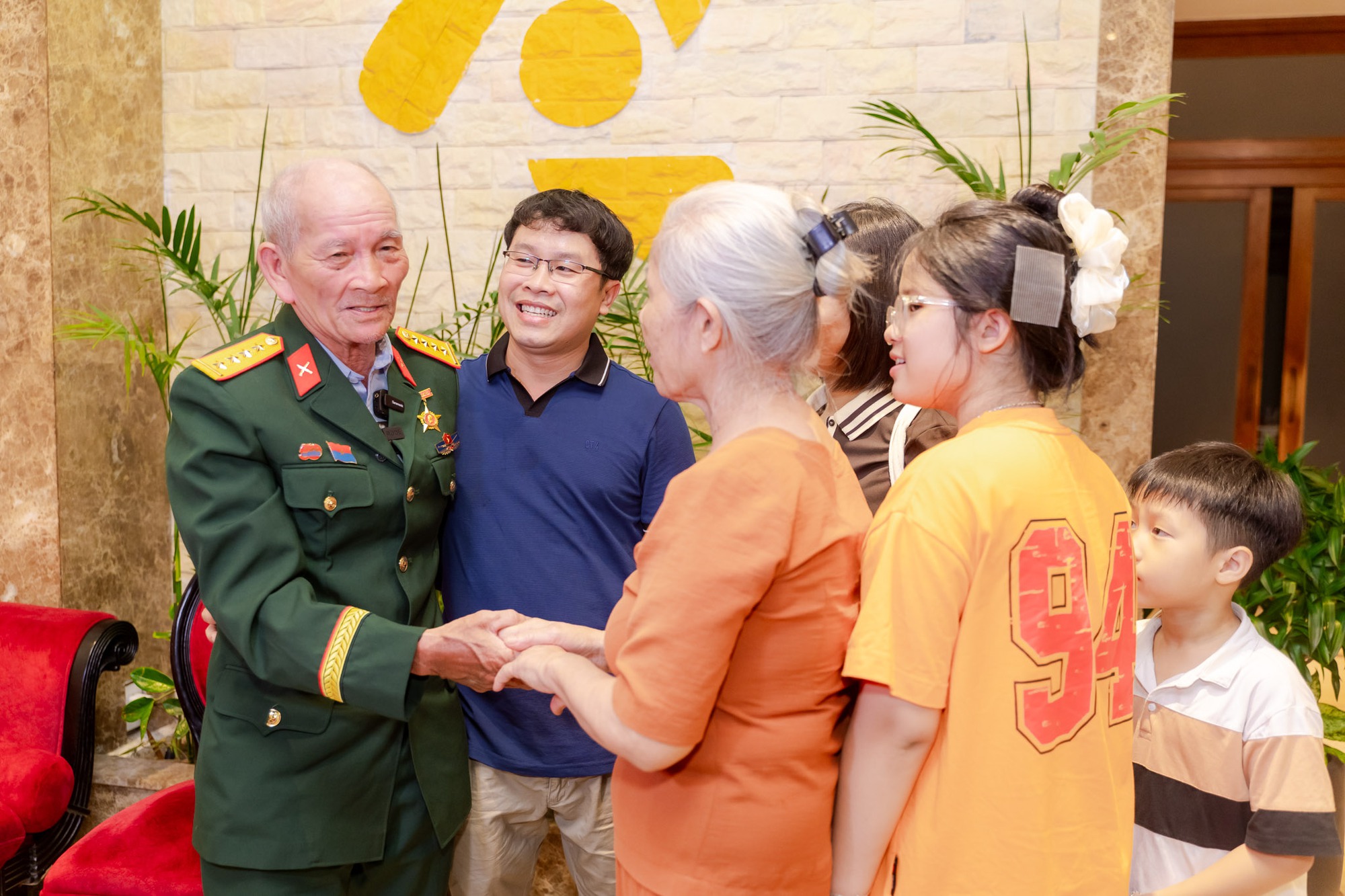 Cụ Thanh phượt xe máy 1 . 300 Km vào TP HCM mừng 50 năm thống nhất đất nước - Ảnh 2. Cụ Thanh phượt xe máy 1 . 300 Km vào TP HCM mừng 50 năm thống nhất đất nước - Ảnh 2.