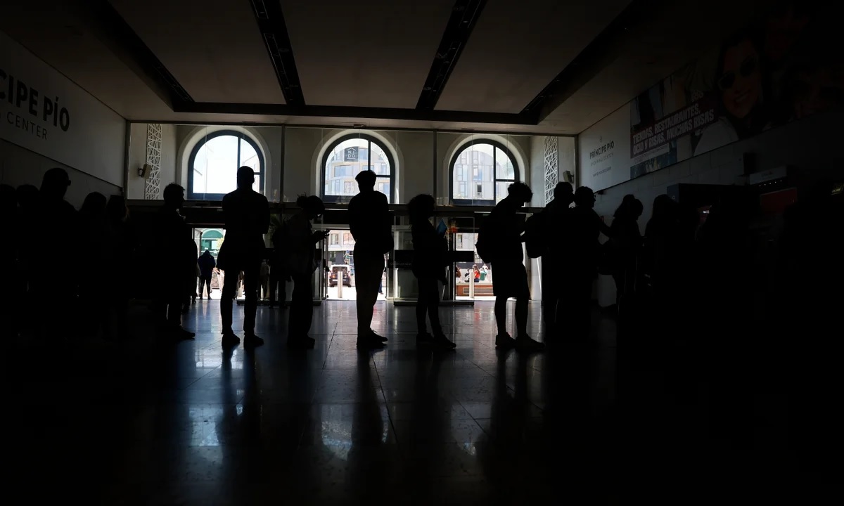 Lưới điện ch&acirc;u &Acirc;u &ldquo;dao động mạnh&rdquo; b&iacute; ẩn, l&agrave;m t&ecirc; liệt T&acirc;y Ban Nha v&agrave; Bồ Đ&agrave;o Nha- Ảnh 1.