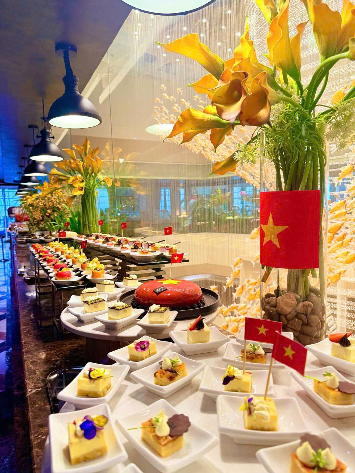 Nhiều gia đình ở TP HCM "chơi lớn" thuê khách sạn xem diễu binh, diễu hành lễ 30-4 - Ảnh 3.