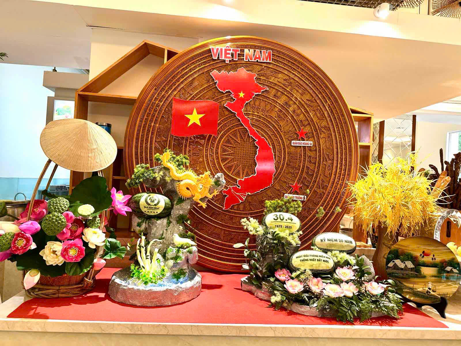 Nhiều gia đình ở TP HCM "chơi lớn" thuê khách sạn xem diễu binh, diễu hành lễ 30-4 - Ảnh 2.