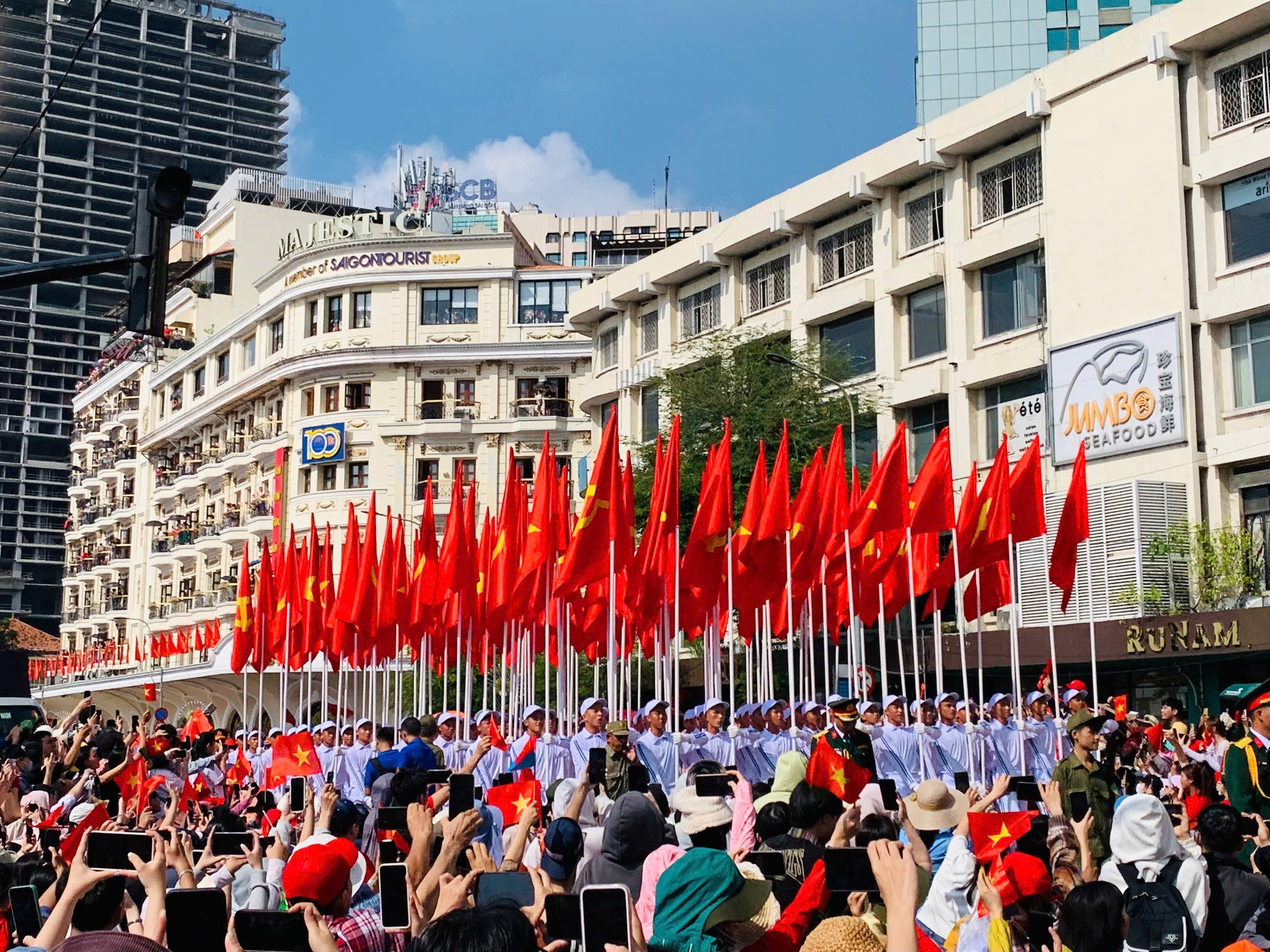 Nhiều gia đình ở TP HCM "chơi lớn" thuê khách sạn xem diễu binh, diễu hành lễ 30-4 - Ảnh 5.