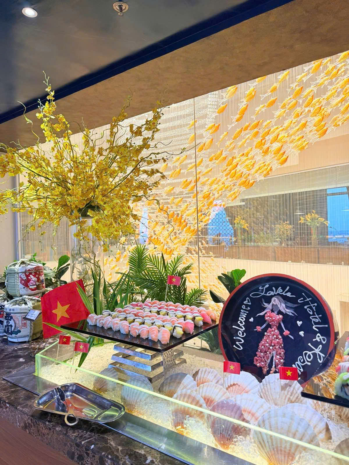 Nhiều gia đình ở TP HCM "chơi lớn" thuê khách sạn xem diễu binh, diễu hành lễ 30-4 - Ảnh 4.