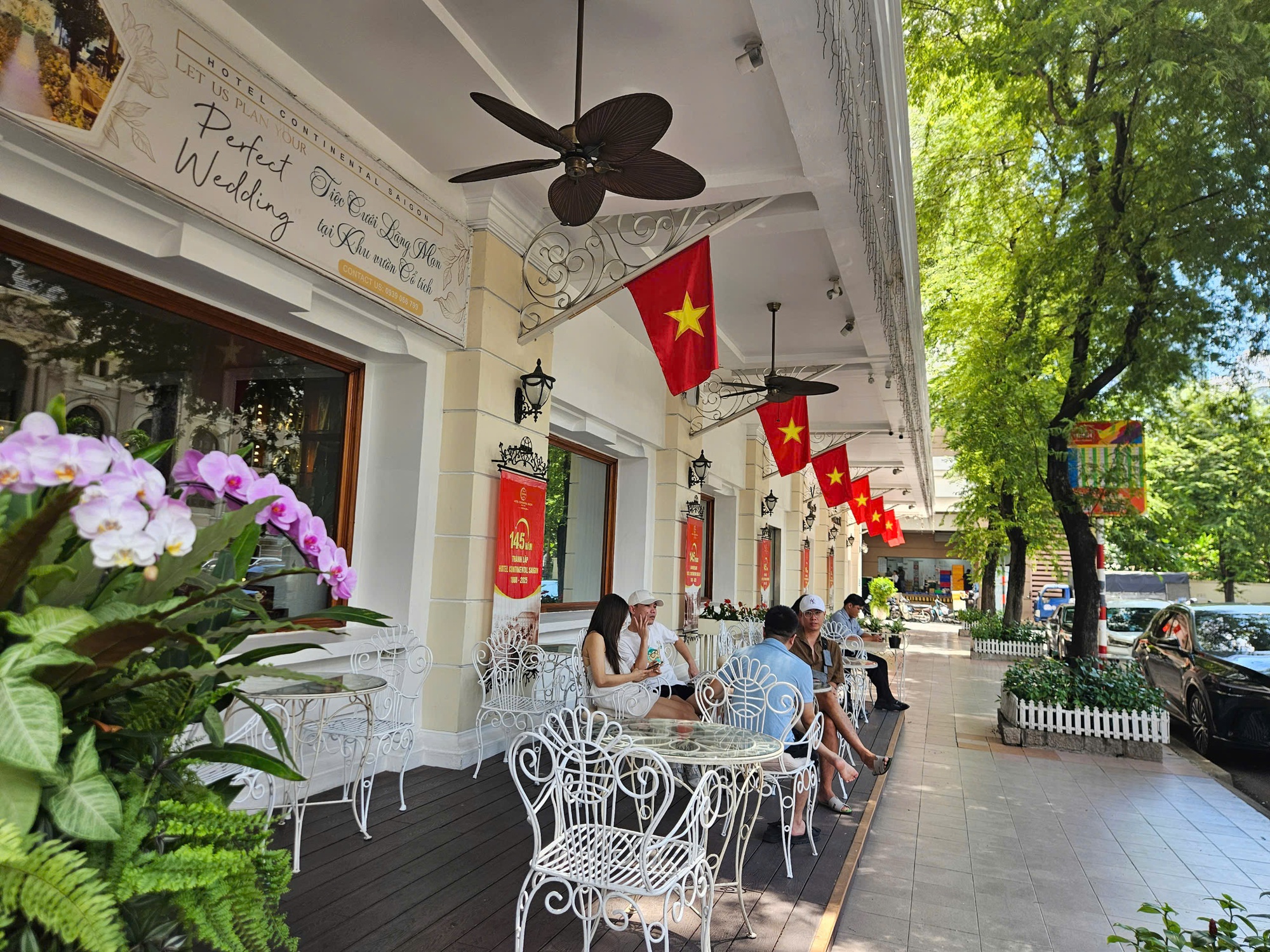 Nhiều gia đình ở TP HCM "chơi lớn" thuê khách sạn xem diễu binh, diễu hành lễ 30-4 - Ảnh 1.