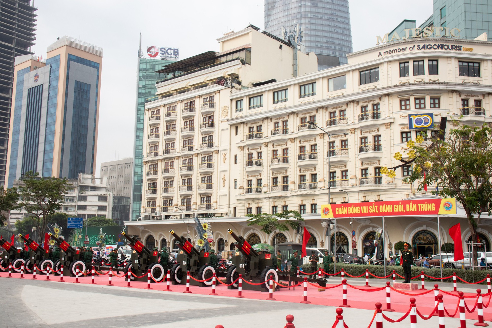 Nhiều gia đình ở TP HCM "chơi lớn" thuê khách sạn xem diễu binh, diễu hành lễ 30-4 - Ảnh 7.