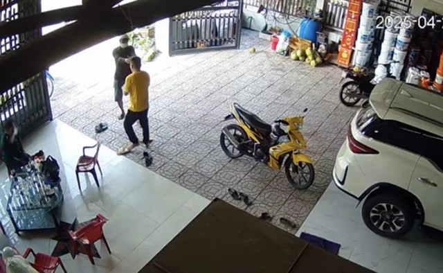 Vụ nổ súng Vĩnh Long: Cha nghi phạm qua đời sau khi bắn tài xế liên quan tai nạn - Ảnh 1.