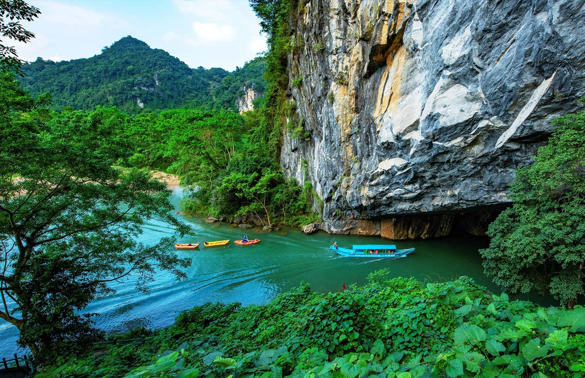 Việt Nam có 1 nơi được tạp chí Mỹ ca ngợi "đẹp nhất thế giới": Sở hữu "cung điện dưới lòng đất", cả triệu người đến check-in - Ảnh 1.