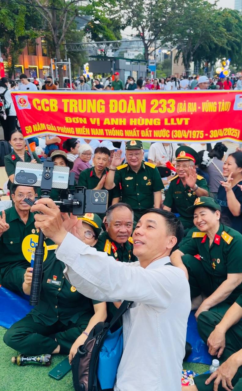 Ghi nhận ở trung tâm TP.HCM lúc này: Mang cả nhà đi “du lịch” Quận 1 chờ xem diễu binh- Ảnh 1. Ghi nhận ở trung tâm TP.HCM lúc này: Mang cả nhà đi “du lịch” Quận 1 chờ xem diễu binh- Ảnh 1.