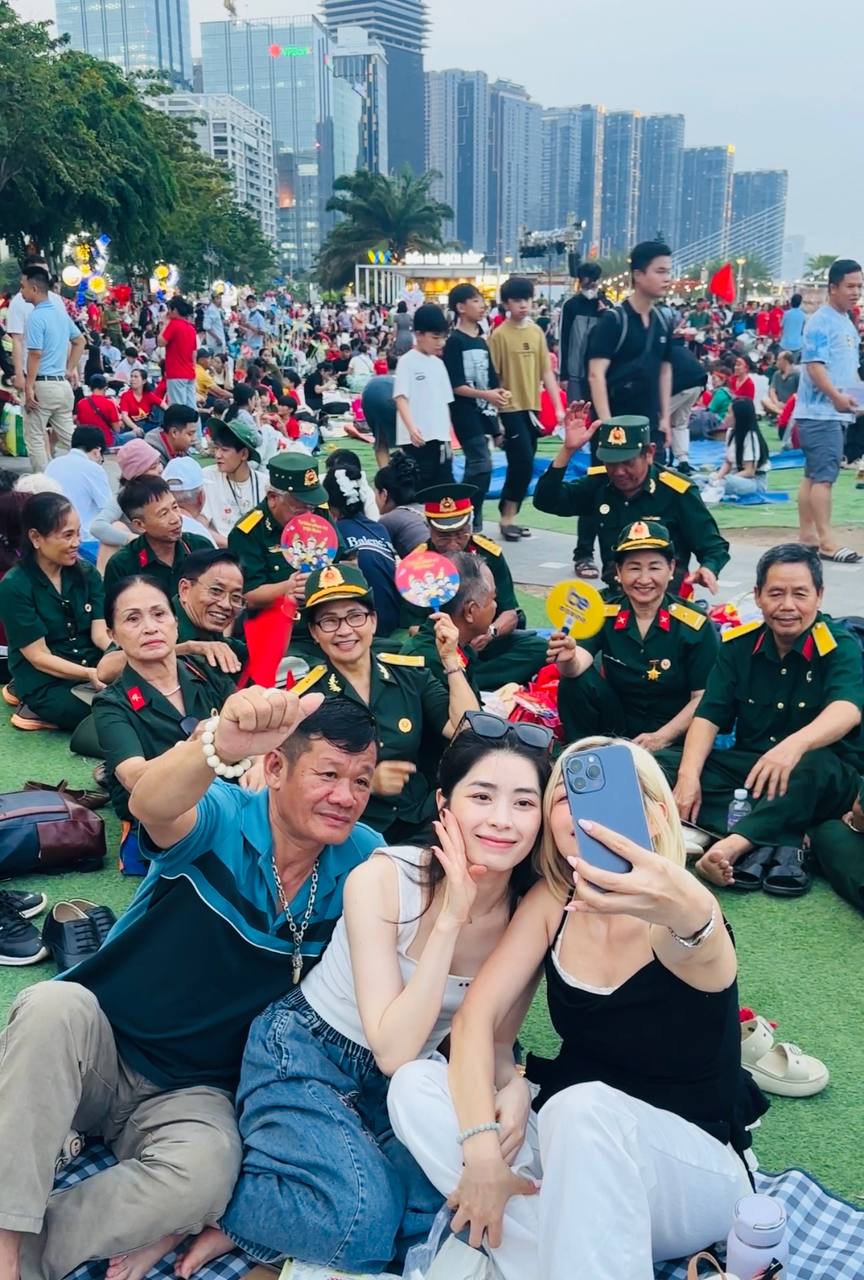 Ghi nhận ở trung tâm TP.HCM lúc này: Mang cả nhà đi “du lịch” Quận 1 chờ xem diễu binh- Ảnh 2. Ghi nhận ở trung tâm TP.HCM lúc này: Mang cả nhà đi “du lịch” Quận 1 chờ xem diễu binh- Ảnh 2.