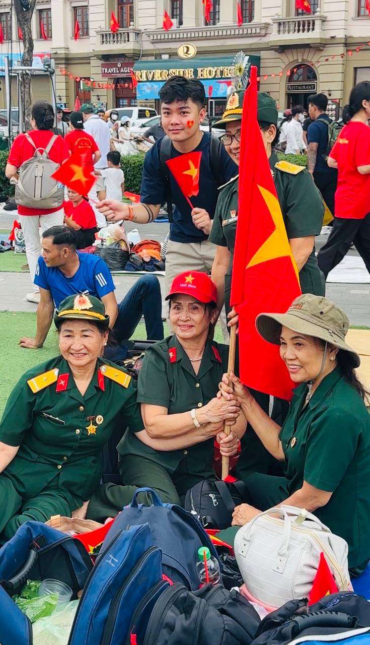 Ghi nhận ở trung tâm TP.HCM lúc này: Mang cả nhà đi “du lịch” Quận 1 chờ xem diễu binh- Ảnh 3. Ghi nhận ở trung tâm TP.HCM lúc này: Mang cả nhà đi “du lịch” Quận 1 chờ xem diễu binh- Ảnh 3.