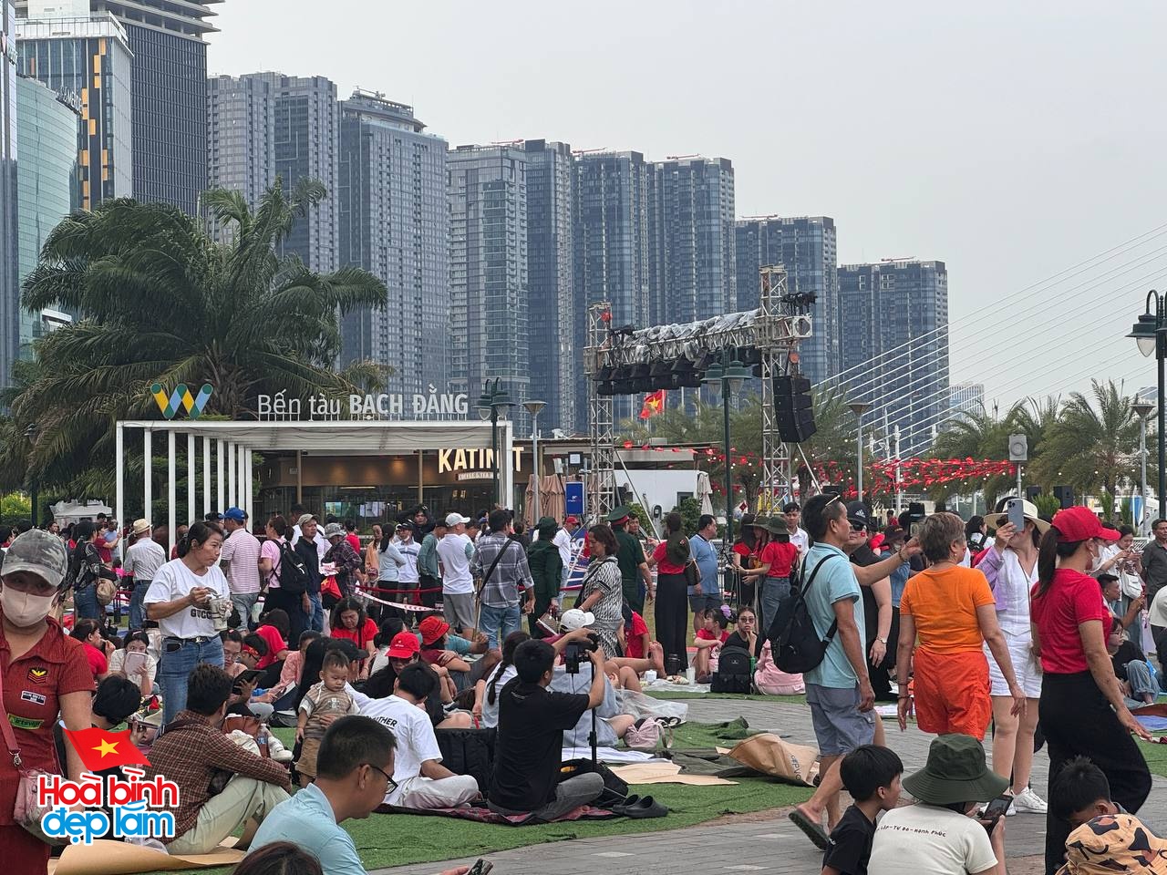 Bức ảnh gây ngỡ ngàng chụp vào 2h chiều 29/4: Đã khởi động camping!!!!- Ảnh 1. Bức ảnh gây ngỡ ngàng chụp vào 2h chiều 29/4: Đã khởi động camping!!!!- Ảnh 1.
