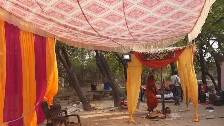 Kh&ocirc;ng được th&ecirc;m ph&ocirc; mai, kh&aacute;ch tức giận l&aacute;i xe lao v&agrave;o tiệc cưới- Ảnh 1.