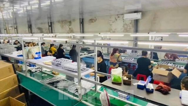 Đột kích xưởng sản xuất điện thọai ' chui ' tại Lạng Sơn , thu giữ hơn 12 . 000 Sản phẩm - Ảnh 3.