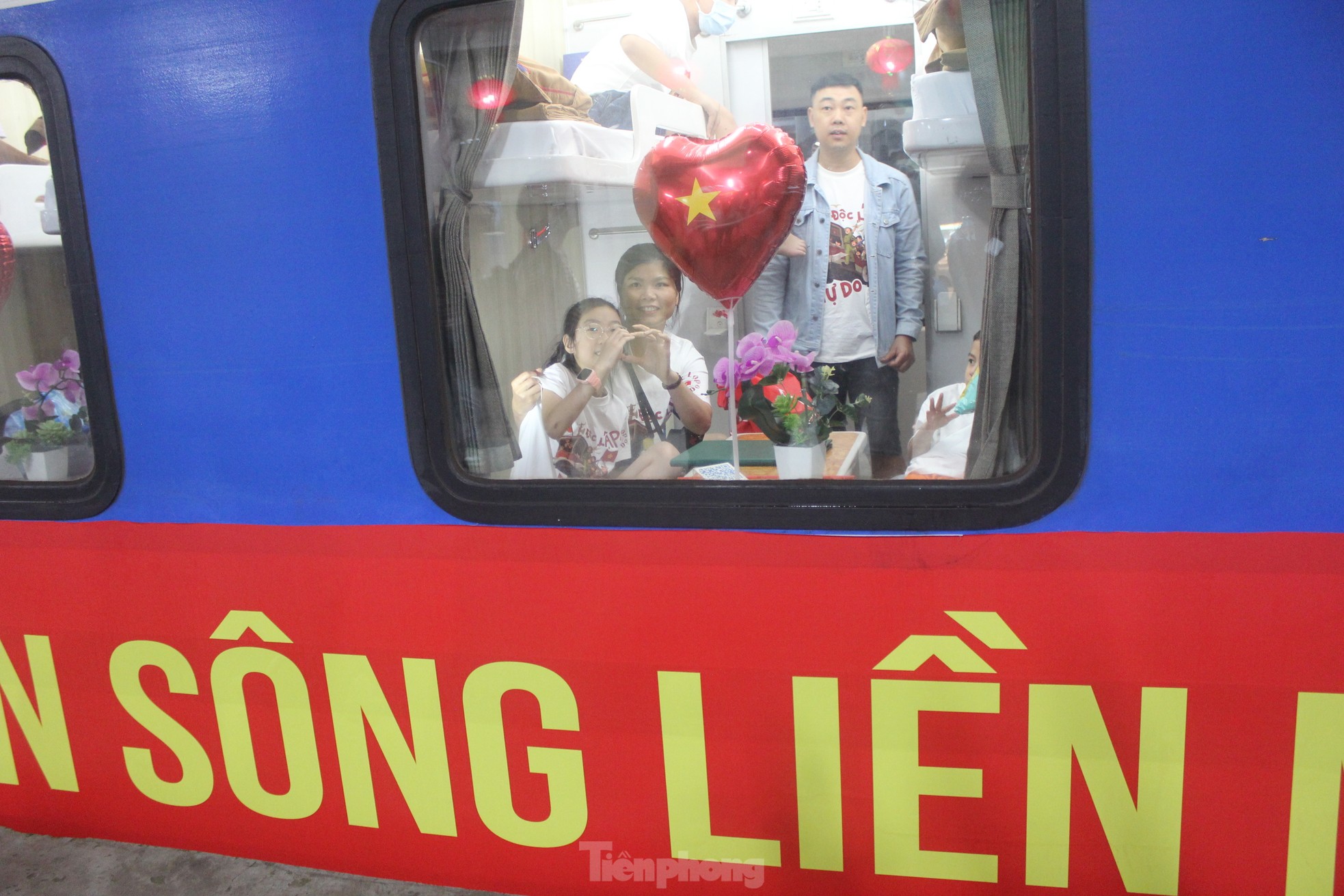 Xúc động hình ảnh đoàn tàu Thống Nhất kỷ niệm 50 năm giải phóng miền Nam - Ảnh 24.