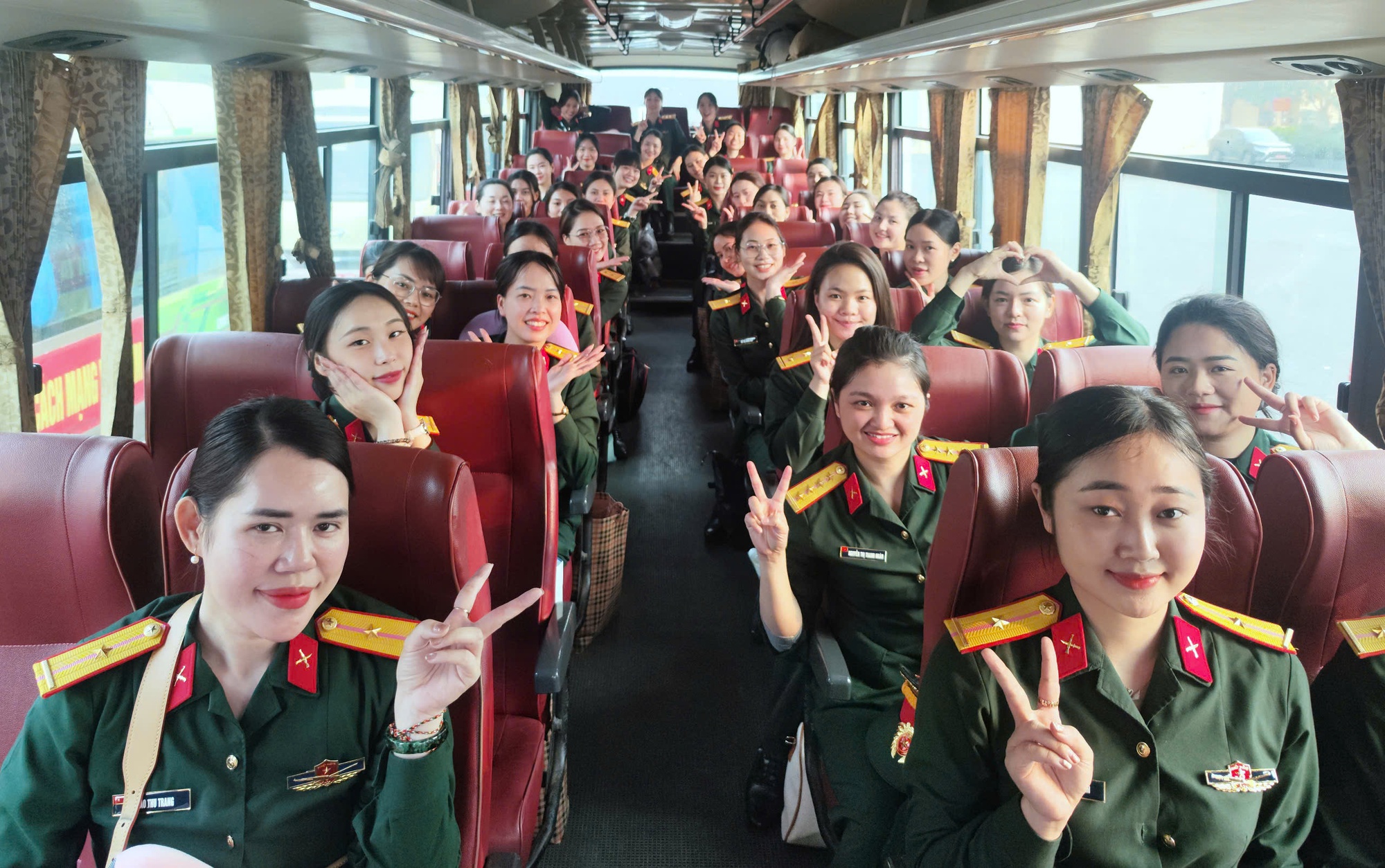 Ngắm bóng hồng lên tàu vào Nam tham gia diễu binh 30 - 4 kỷ niệm 50 năm giải phóng - Ảnh 2.