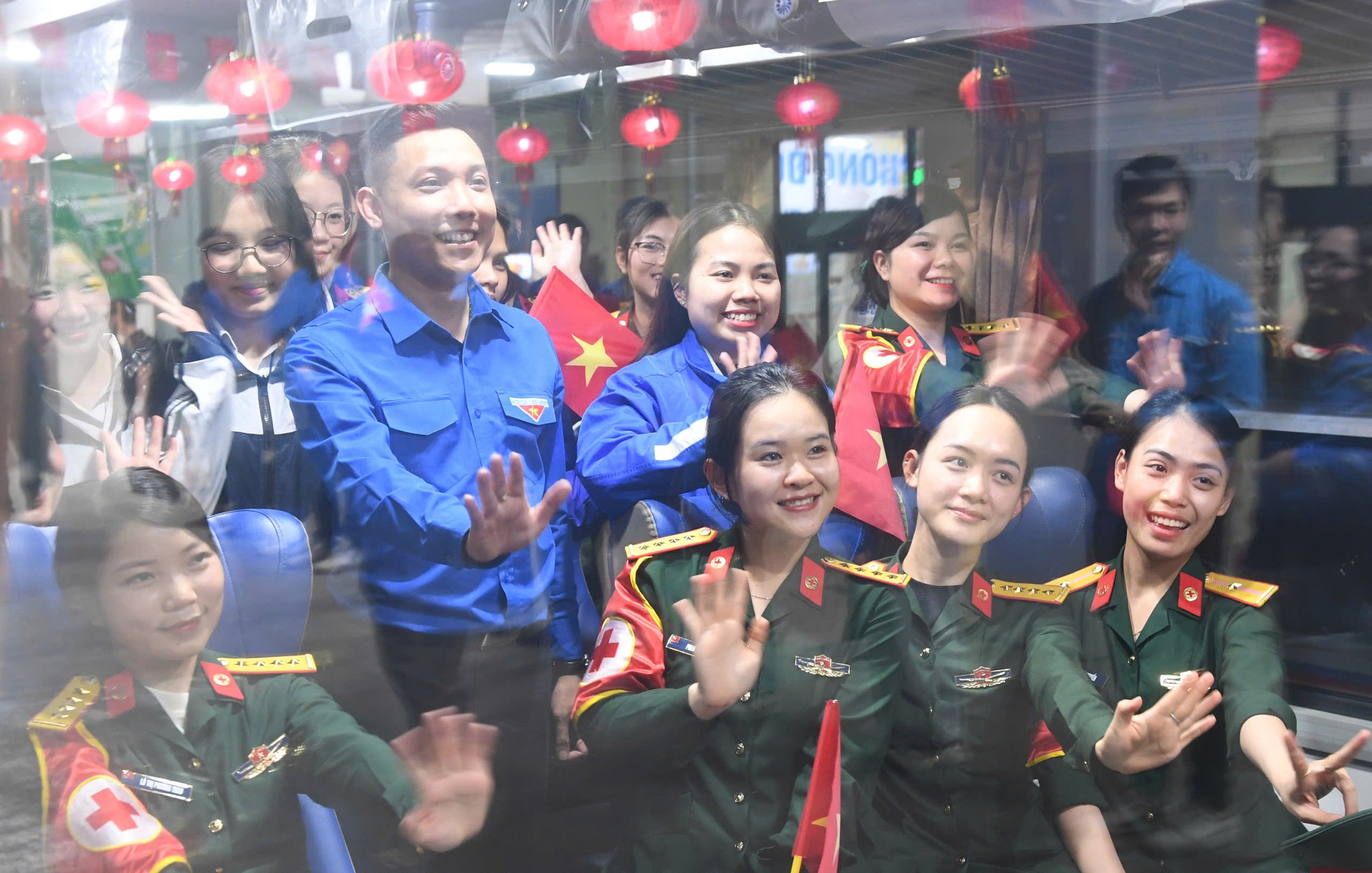 Ngắm bóng hồng lên tàu vào Nam tham gia diễu binh 30 - 4 kỷ niệm 50 năm giải phóng - Ảnh 6.