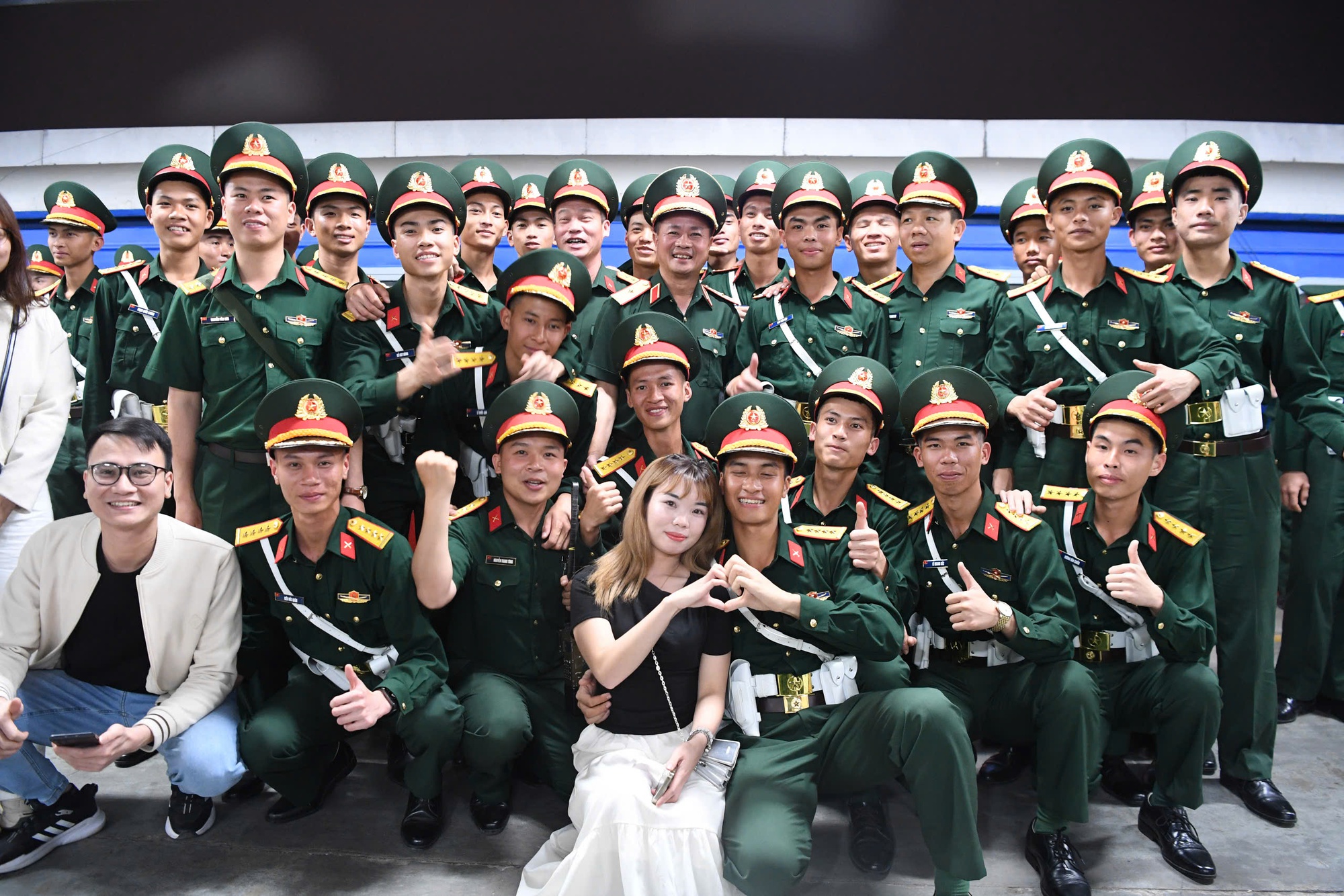 Ngắm bóng hồng lên tàu vào Nam tham gia diễu binh 30 - 4 kỷ niệm 50 năm giải phóng - Ảnh 4.