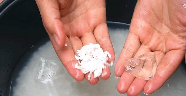 Cho 1 viên đá vào nồi cơm điện, điều xảy ra khiến tôi “mắt chữ A mồm chữ O”- Ảnh 1. Cho 1 viên đá vào nồi cơm điện, điều xảy ra khiến tôi “mắt chữ A mồm chữ O”- Ảnh 1.
