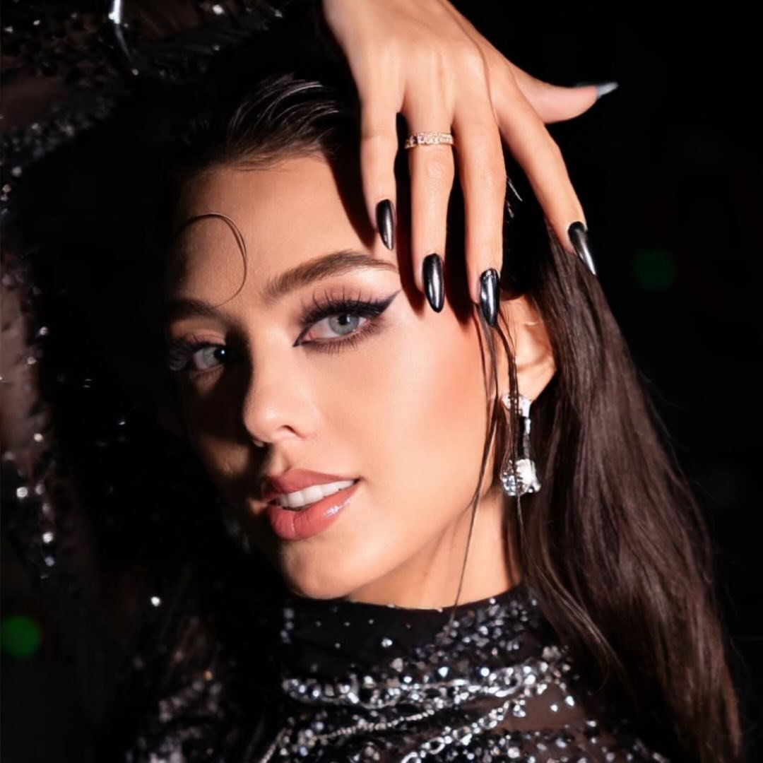 Vợ mẫu t&acirc;y B&ugrave;i Tiến Dũng khoe vai trần cực đỉnh khi đi diễn, kh&aacute;c hẳn l&uacute;c ở nh&agrave; với chồng cầu thủ- Ảnh 7.