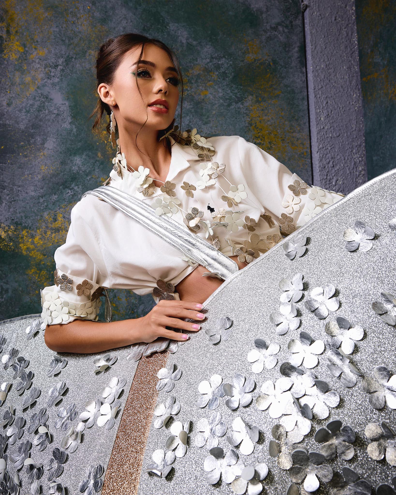 Vợ mẫu t&acirc;y B&ugrave;i Tiến Dũng khoe vai trần cực đỉnh khi đi diễn, kh&aacute;c hẳn l&uacute;c ở nh&agrave; với chồng cầu thủ- Ảnh 5.