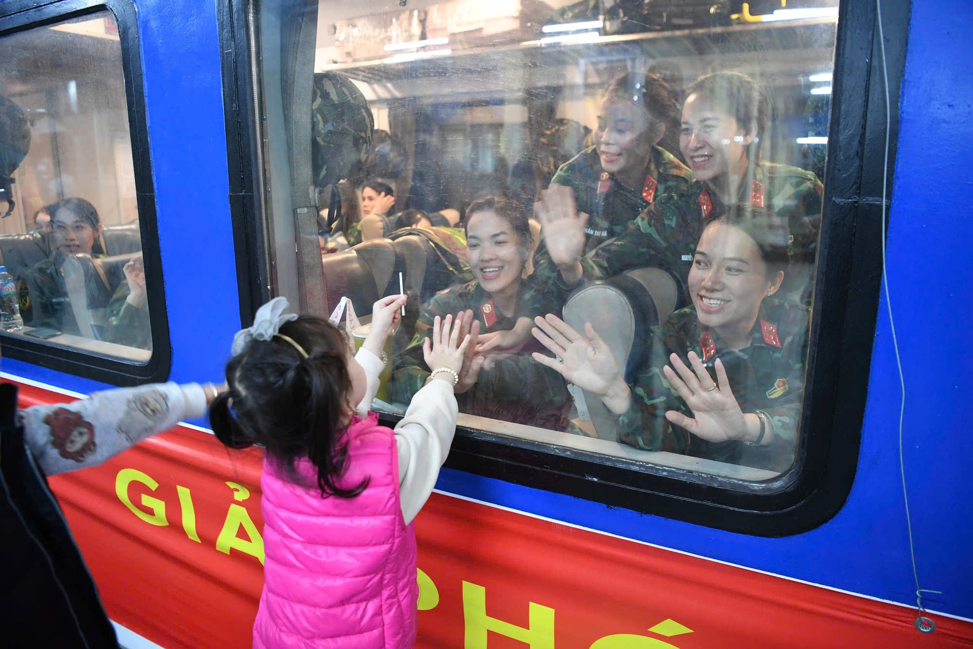 Ngắm bóng hồng lên tàu vào Nam tham gia diễu binh 30 - 4 kỷ niệm 50 năm giải phóng - Ảnh 7.