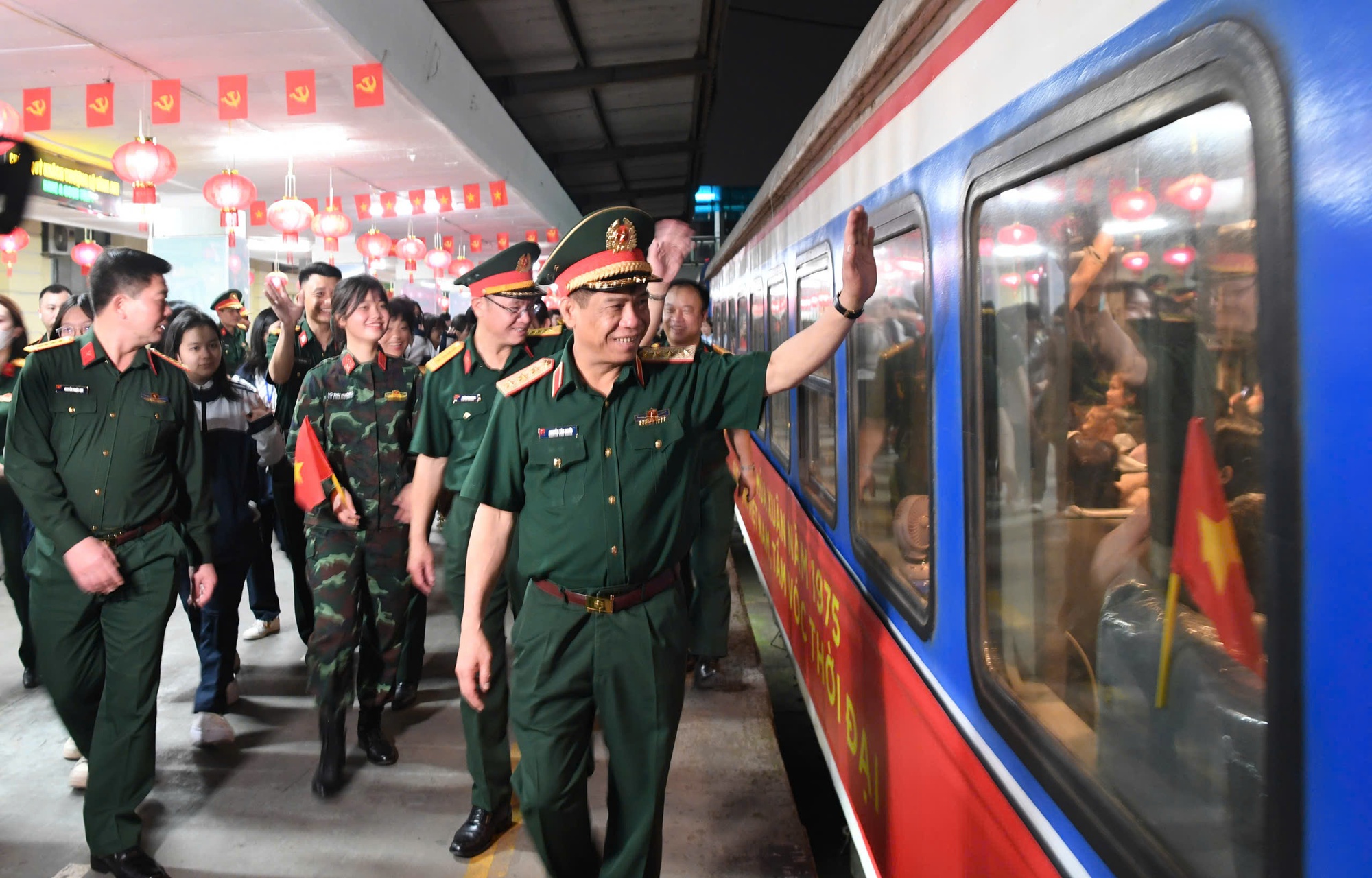 Ngắm bóng hồng lên tàu vào Nam tham gia diễu binh 30 - 4 kỷ niệm 50 năm giải phóng - Ảnh 1.