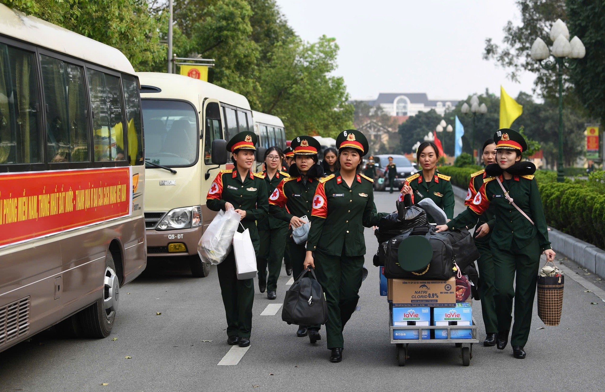 Ngắm bóng hồng lên tàu vào Nam tham gia diễu binh 30 - 4 kỷ niệm 50 năm giải phóng - Ảnh 3.