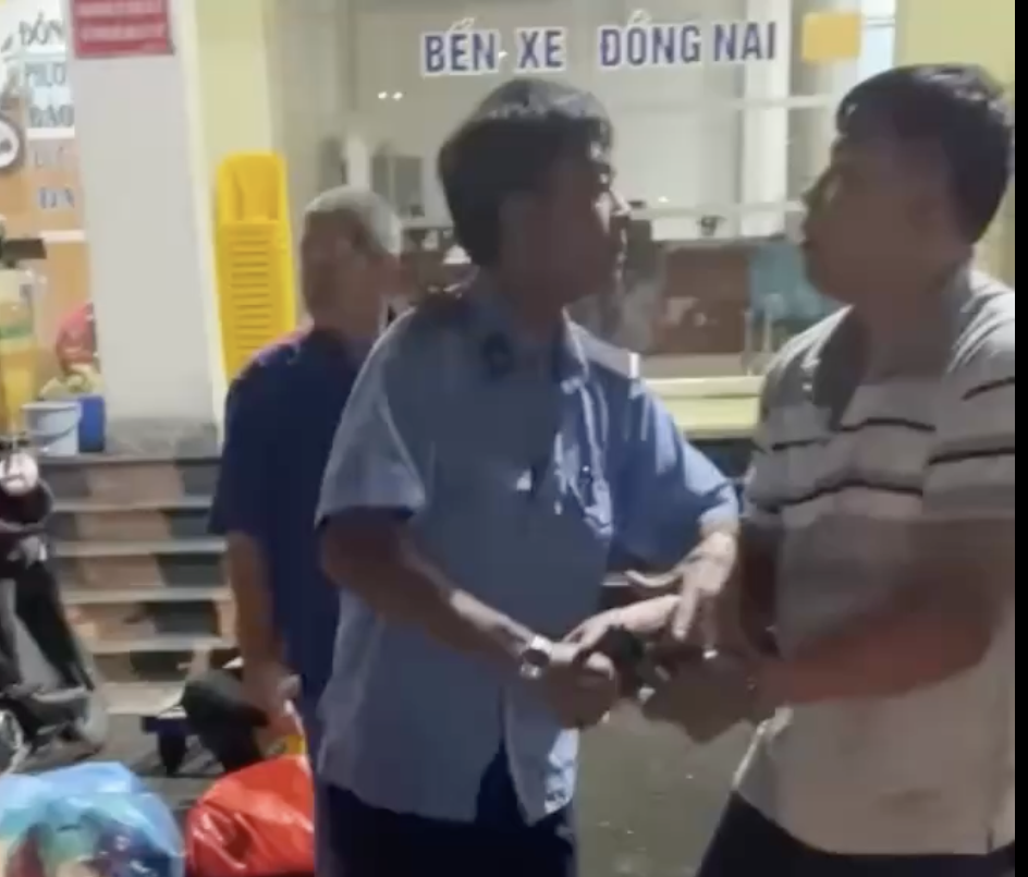 Clip gần 2 phút ghi lại cảnh bảo vệ Bến xe Đồng Nai dùng súng điện hăm dọa hành khách- Ảnh 1.