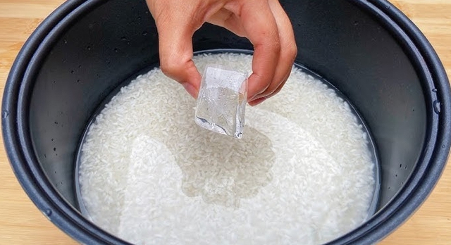 Cho 1 viên đá vào nồi cơm điện, điều xảy ra khiến tôi “mắt chữ A mồm chữ O”- Ảnh 4. Cho 1 viên đá vào nồi cơm điện, điều xảy ra khiến tôi “mắt chữ A mồm chữ O”- Ảnh 4.