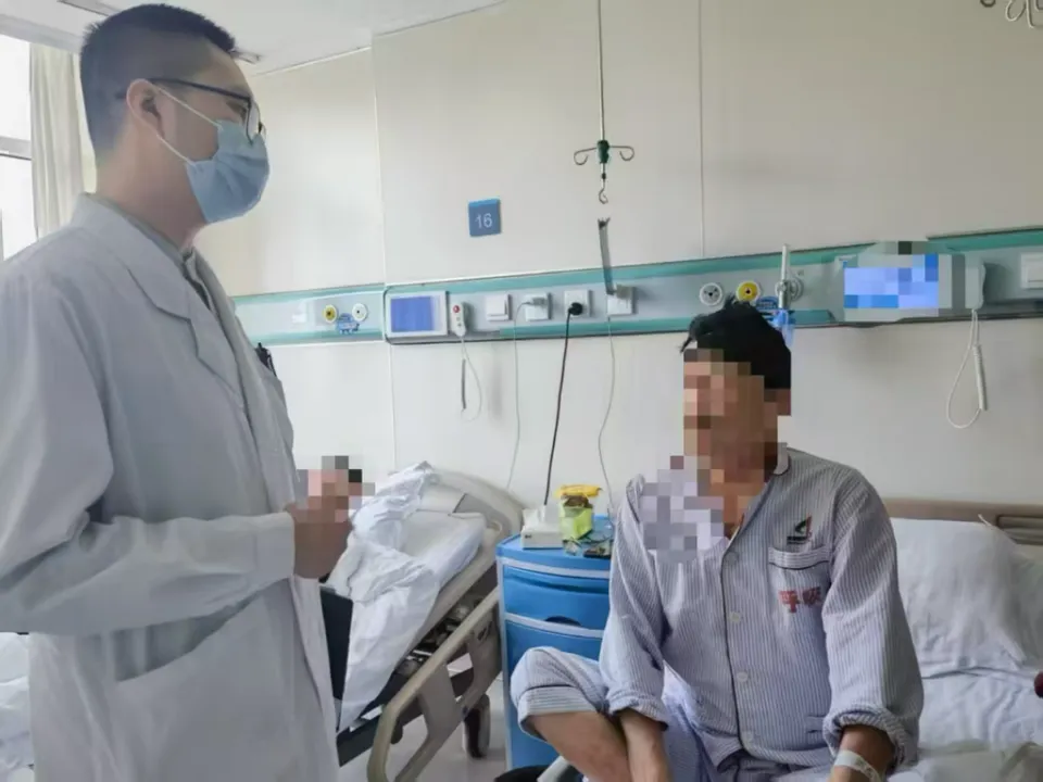 Nam thanh niên bị viêm phổi do nấm vì thói quen nhiều người mắc khi "cởi đồ"- Ảnh 1.