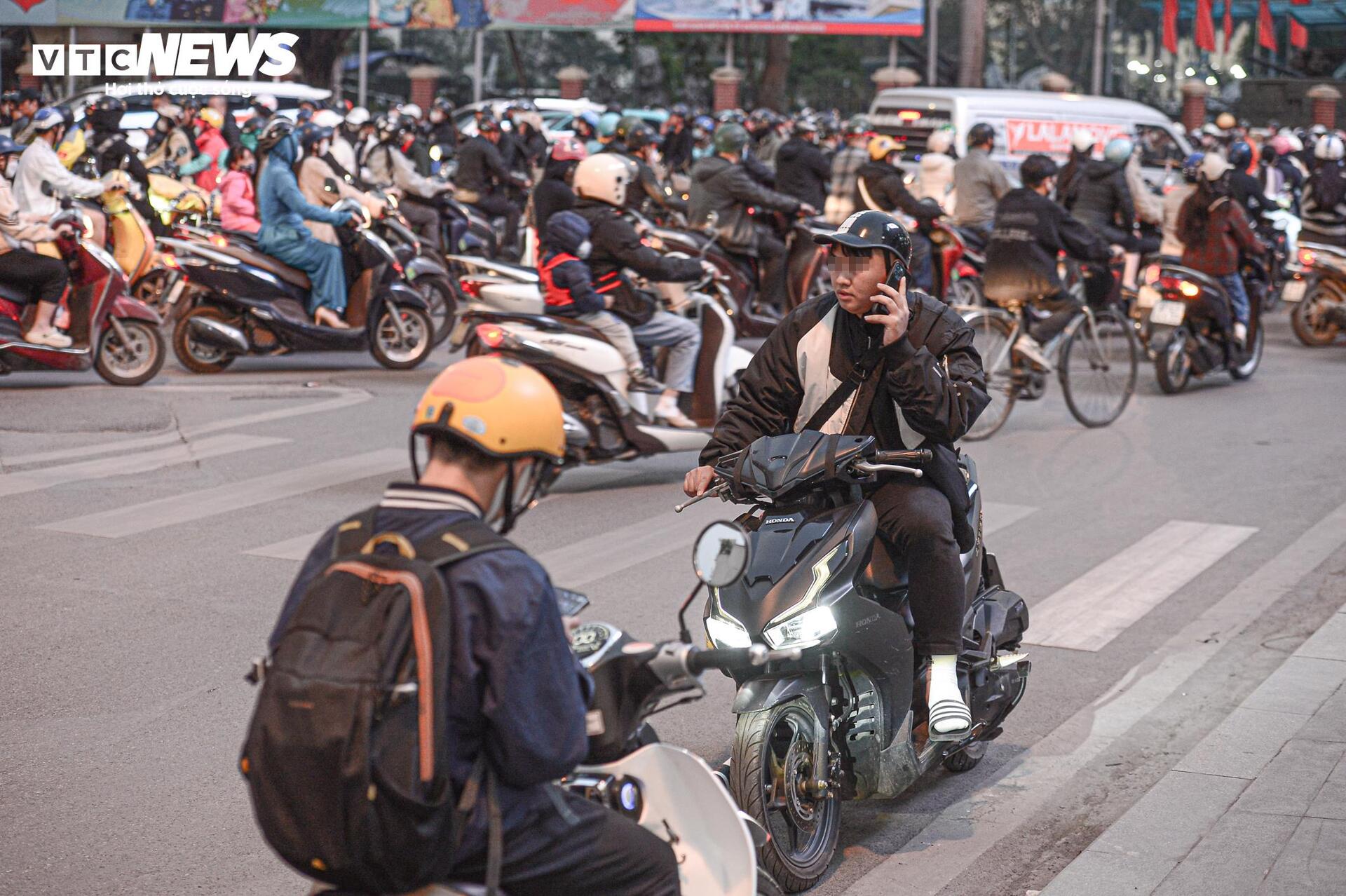 Tài xế phớt lờ Nghị định 168 , vi phạm giao thông nghiêm trọng - Ảnh 10.