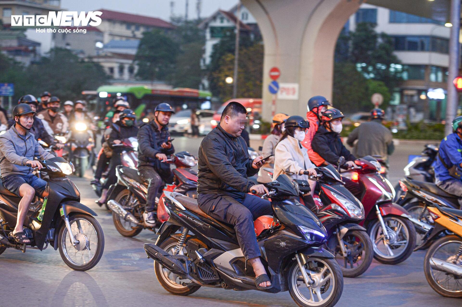 Tài xế phớt lờ Nghị định 168 , vi phạm giao thông nghiêm trọng - Ảnh 9.