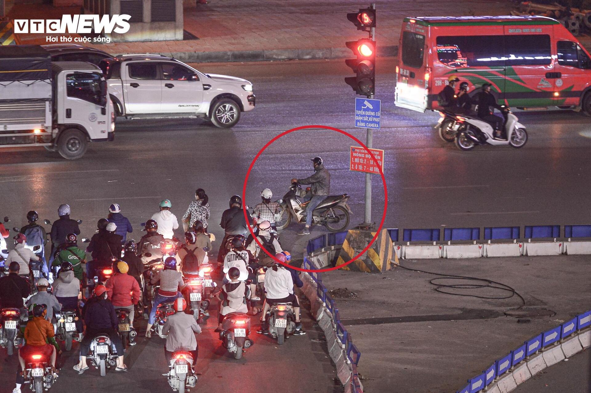 Tài xế phớt lờ Nghị định 168 , vi phạm giao thông nghiêm trọng - Ảnh 14.