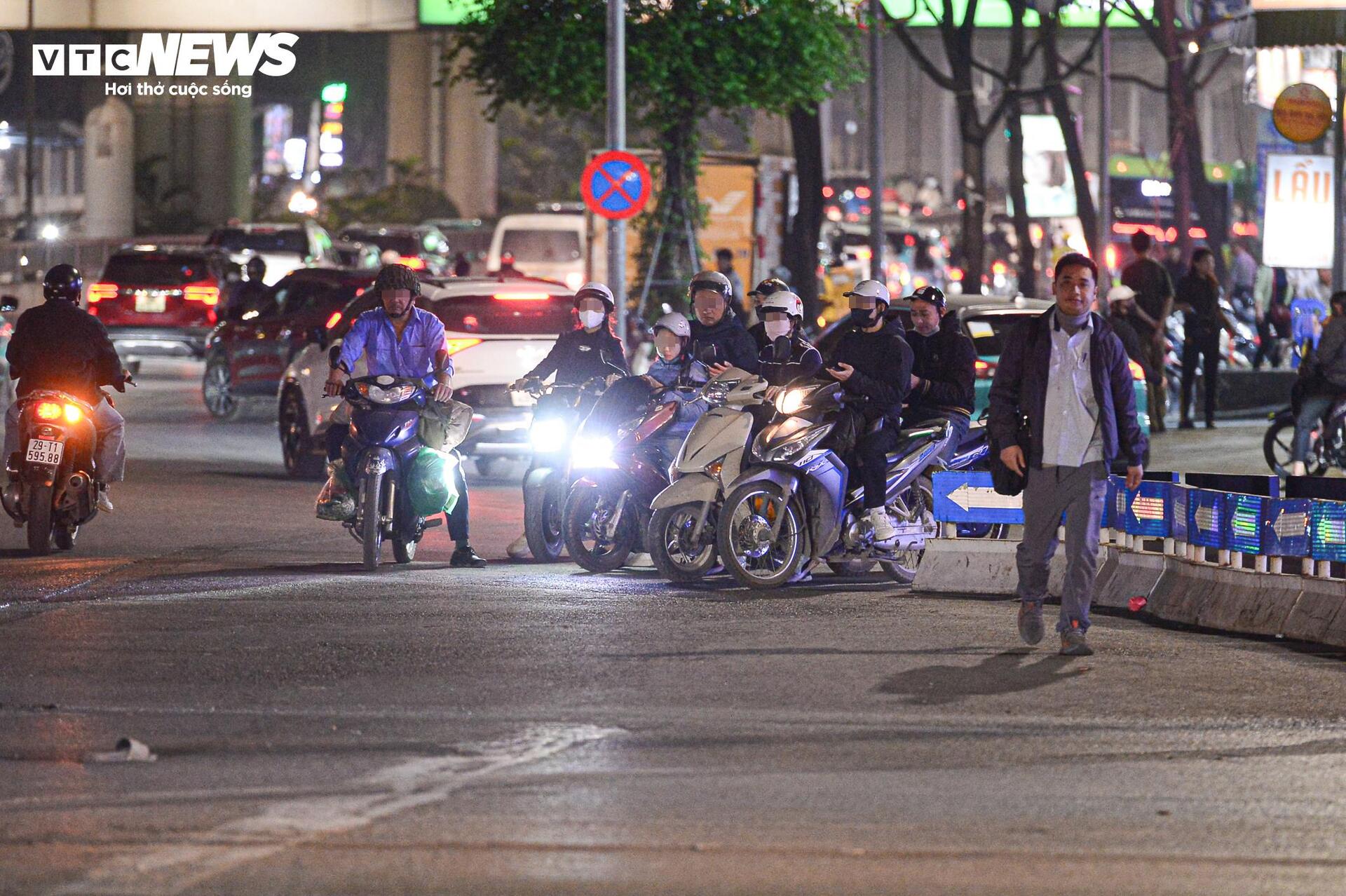 Tài xế phớt lờ Nghị định 168 , vi phạm giao thông nghiêm trọng - Ảnh 15.