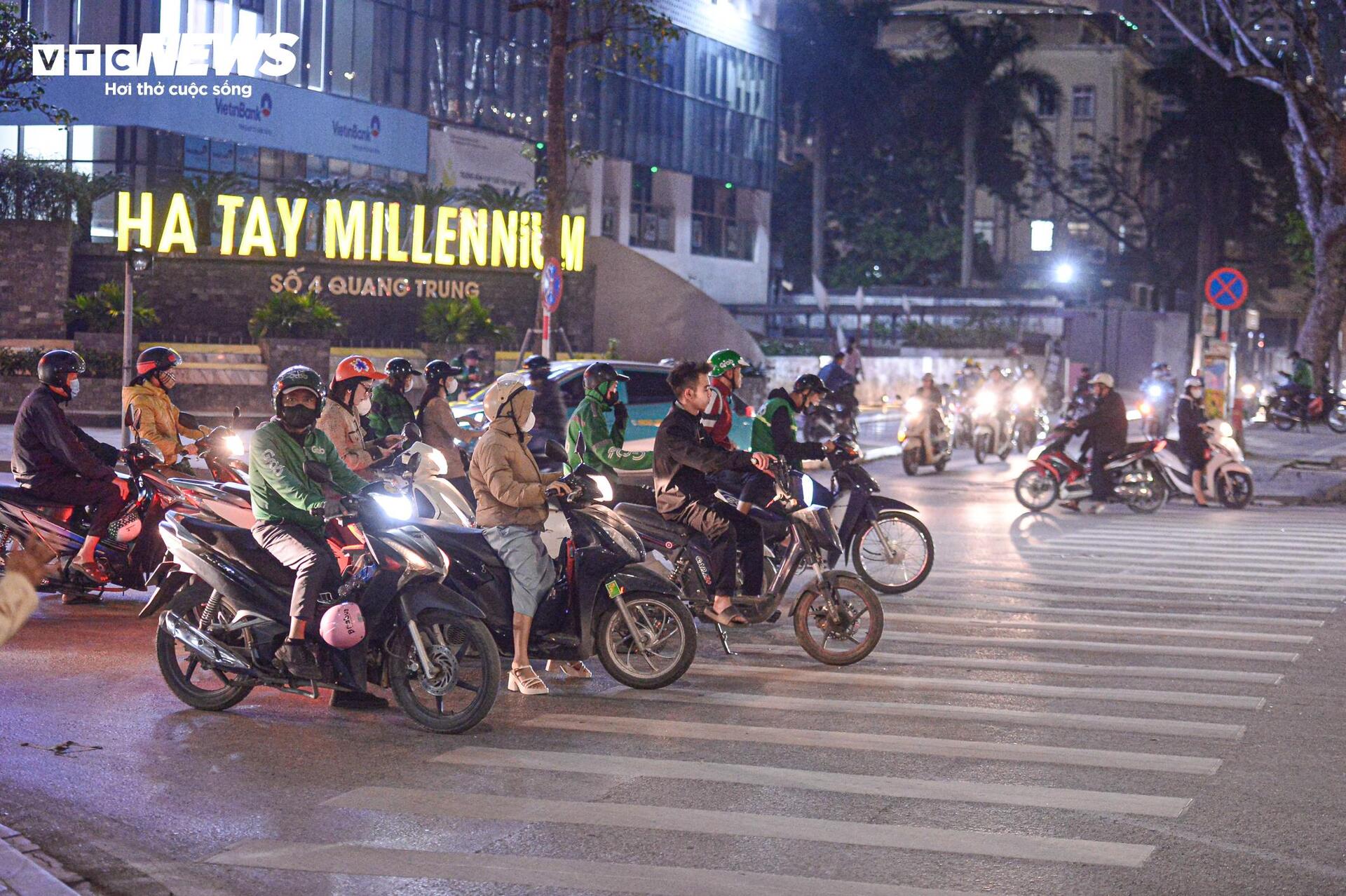 Tài xế phớt lờ Nghị định 168 , vi phạm giao thông nghiêm trọng - Ảnh 20.