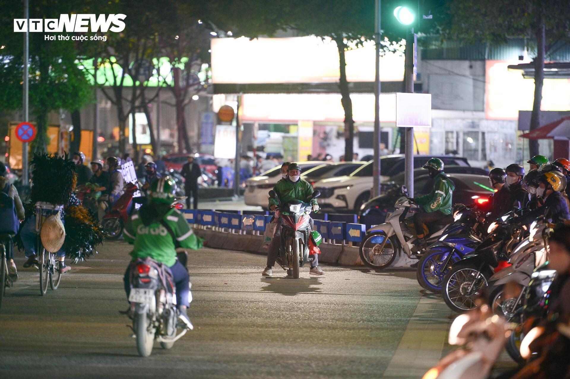 Tài xế phớt lờ Nghị định 168 , vi phạm giao thông nghiêm trọng - Ảnh 21.