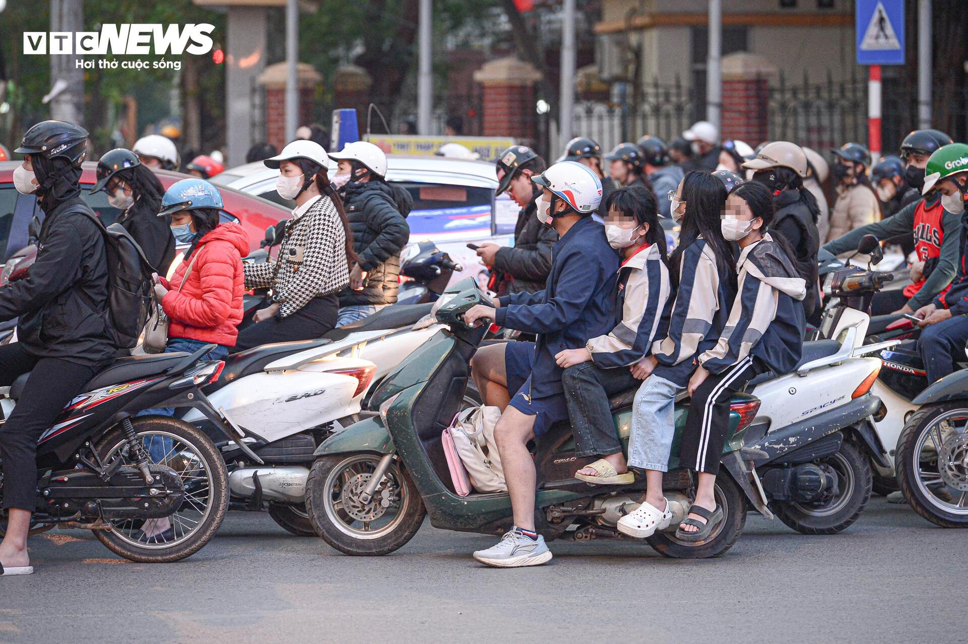 Tài xế phớt lờ Nghị định 168 , vi phạm giao thông nghiêm trọng - Ảnh 4.