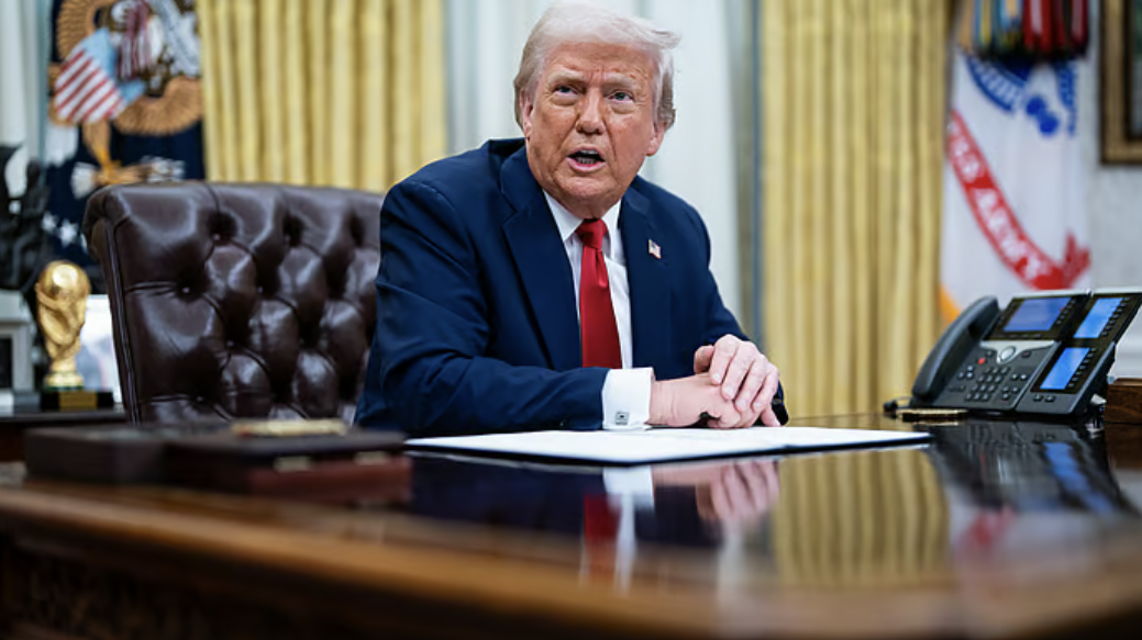 Tổng thống Donald Trump &aacute;p thuế đối ứng ồ ạt, chứng kho&aacute;n ch&acirc;u &Aacute; "đỏ lửa", gi&aacute; v&agrave;ng ph&aacute; đỉnh- Ảnh 1.