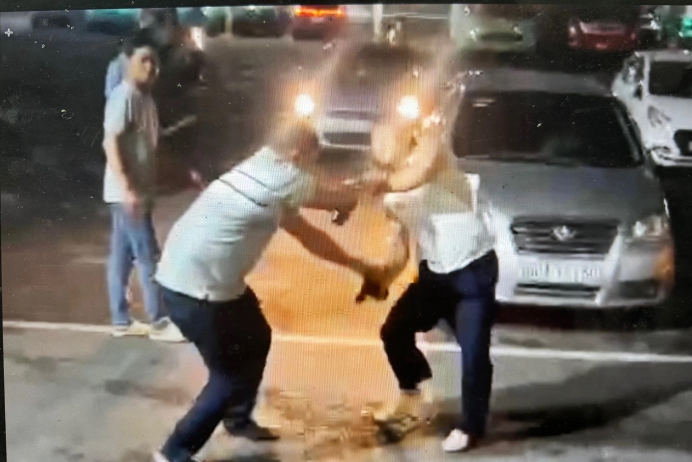 Clip bảo vệ Bến xe Đồng Nai hăm dọa hành khách gây Xôn xao - Ảnh 1. Clip bảo vệ Bến xe Đồng Nai hăm dọa hành khách gây Xôn xao - Ảnh 1.