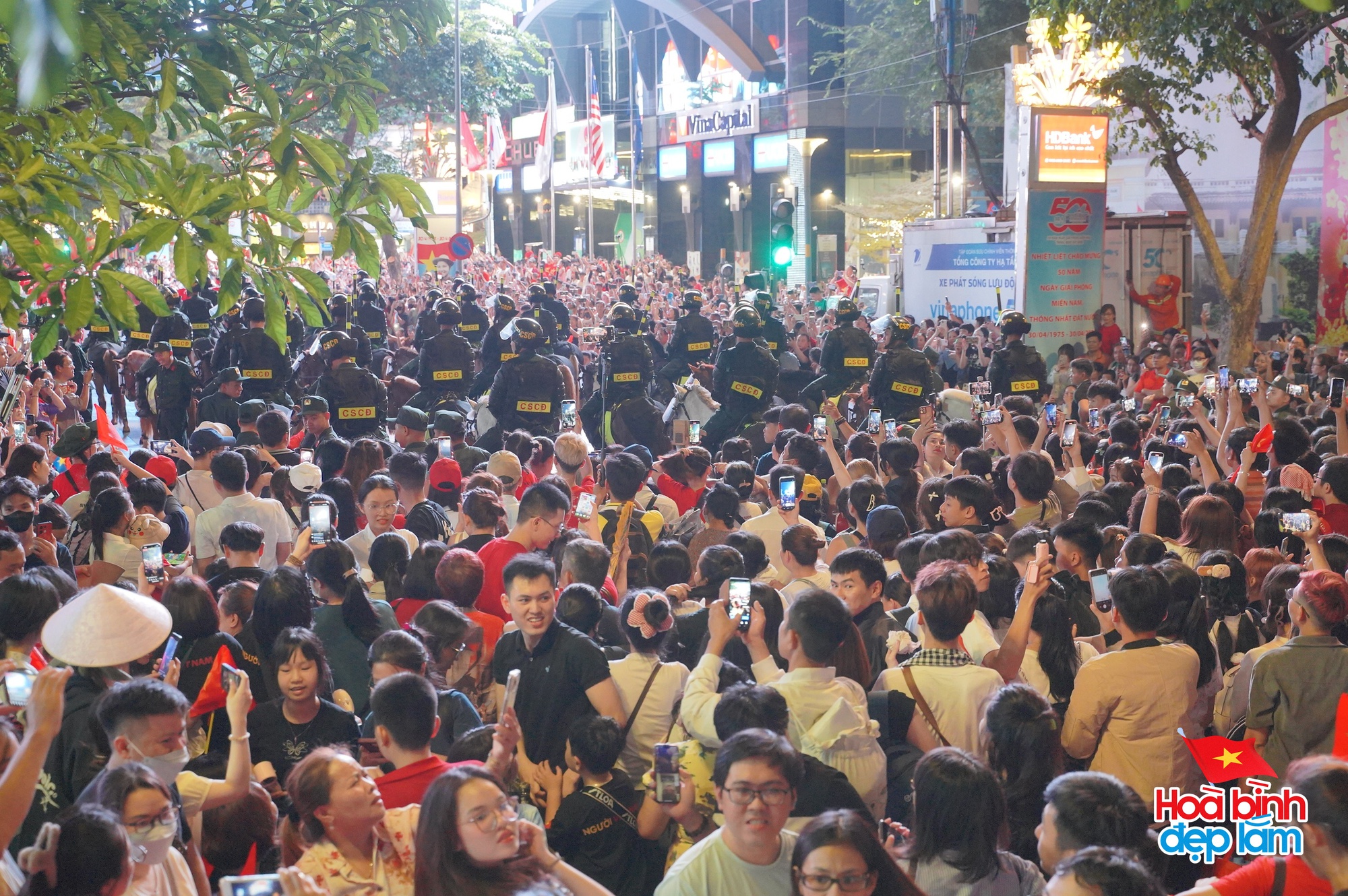 Ngay lúc này: 30 điểm bắn pháo hoa đồng loạt bừng sáng bầu trời TP.HCM đêm 30/4- Ảnh 17.