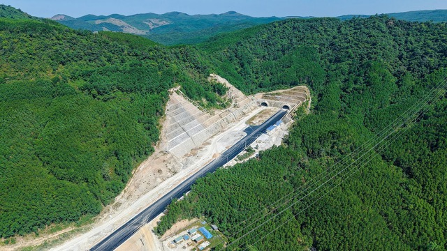 Tin vui về cao tốc 88km hơn 20.000 tỷ đồng: Nhánh hầm dài 3,2km được Đèo Cả đào thông, vượt tiến độ nhờ công nghệ đặc biệt - Ảnh 2.