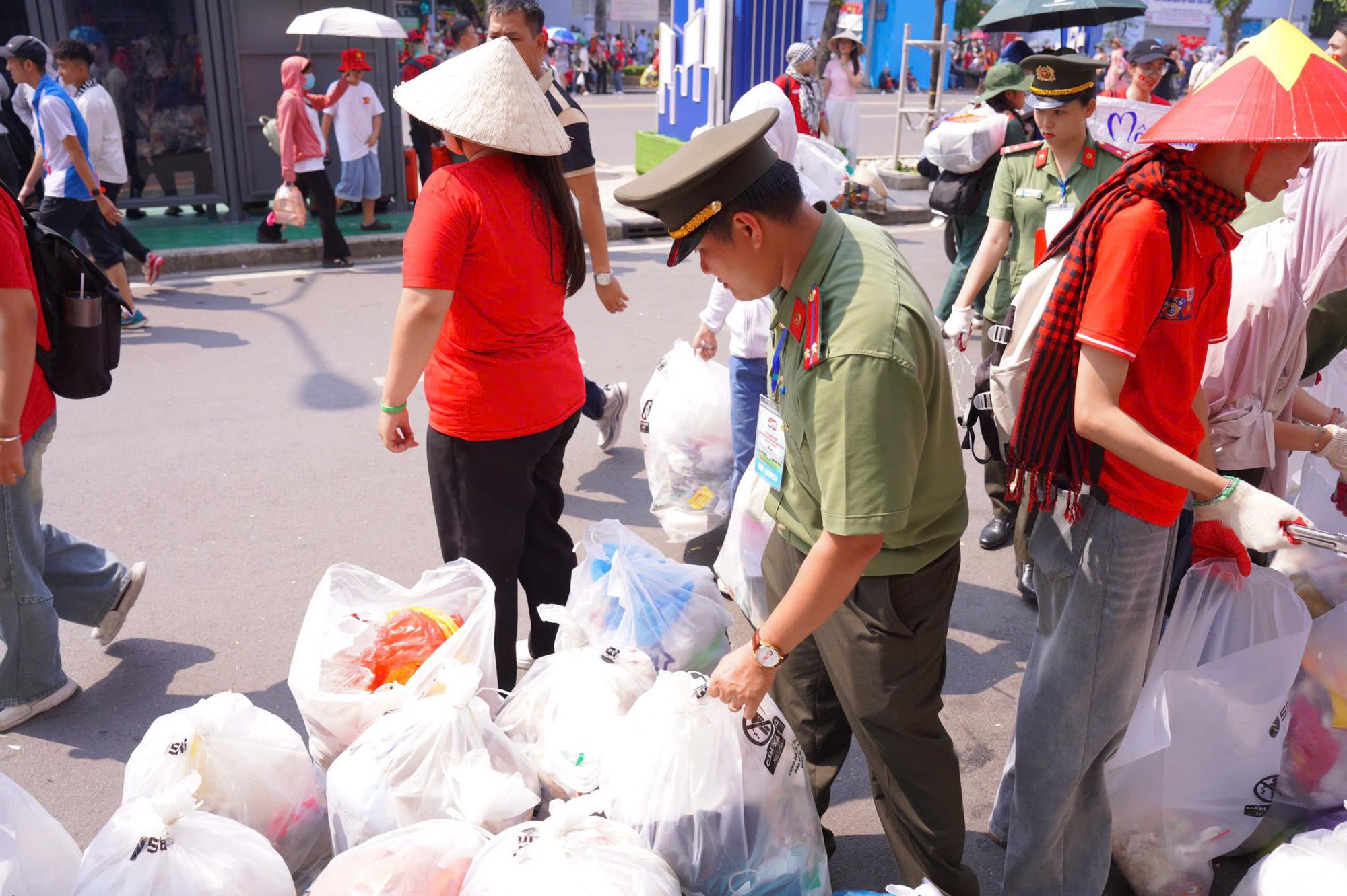 Màn tổng kết cực oách hậu "concert quốc gia": Flex mạnh nào, nếu bạn cũng góp 1 tay - Ảnh 4. Màn tổng kết cực oách hậu "concert quốc gia": Flex mạnh nào, nếu bạn cũng góp 1 tay - Ảnh 4.
