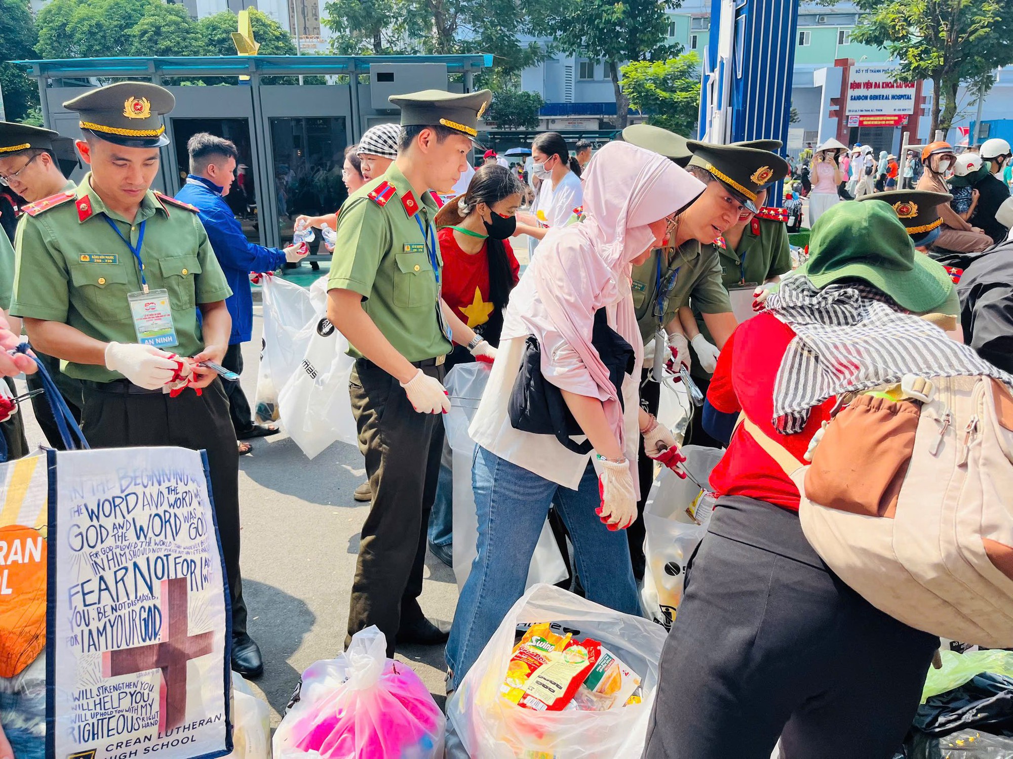 Màn tổng kết cực oách hậu "concert quốc gia": Flex mạnh nào, nếu bạn cũng góp 1 tay - Ảnh 2. Màn tổng kết cực oách hậu "concert quốc gia": Flex mạnh nào, nếu bạn cũng góp 1 tay - Ảnh 2.