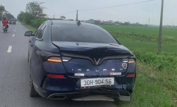 Tài xế côn đồ dùng gậy bóng chày đánh gục người sau va chạm giao thông - Ảnh 2.