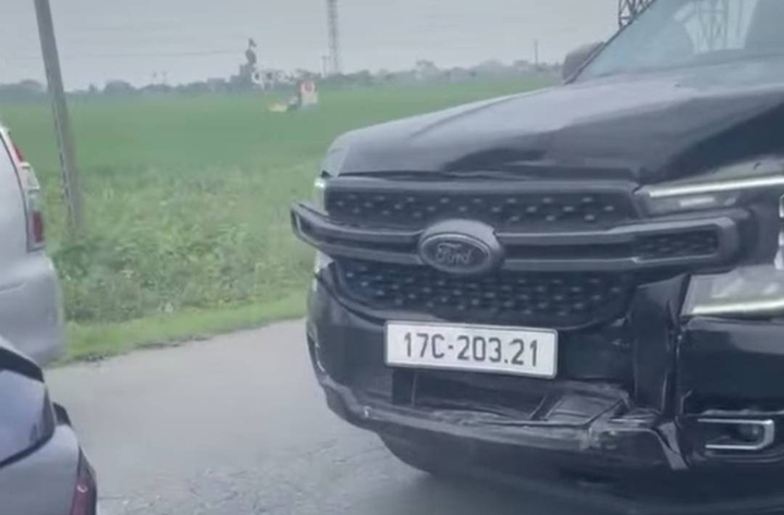 Tài xế côn đồ dùng gậy bóng chày đánh gục người sau va chạm giao thông - Ảnh 3.