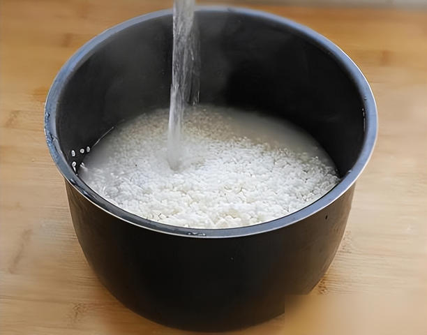 Nên dùng nước nóng hay nước lạnh để nấu cơm tốt hơn? Hôm nay tôi mới phát hiện ra sự thật!- Ảnh 1.