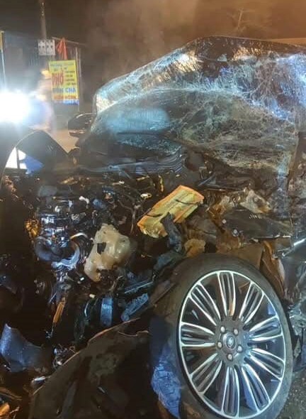 VIDEO: Xe sang Range Rover dập nát khi đấu đầu xe khách- Ảnh 1.