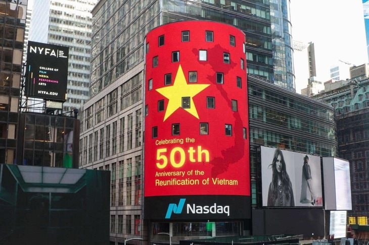 Hình ảnh cờ đỏ sao vàng xuất hiện trên màn hình lớn của NASDAQ ở Quảng trường Thời đại (Mỹ) mừng ngày 30/4