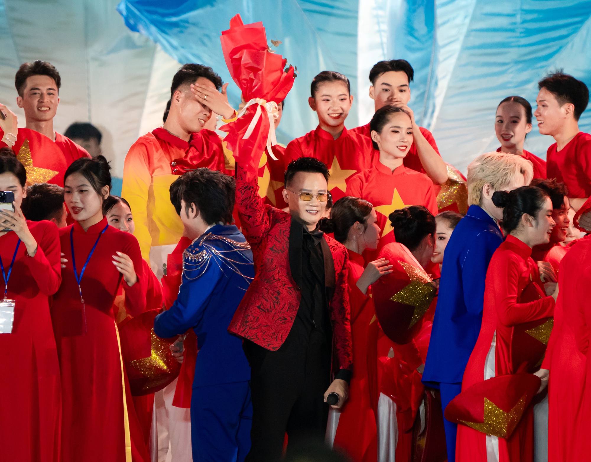 Hoàng Bách: "Tôi tự hào khi được hát bài hát này trong ngày đặc biệt của đất nước"- Ảnh 3. Hoàng Bách: "Tôi tự hào khi được hát bài hát này trong ngày đặc biệt của đất nước"- Ảnh 3.